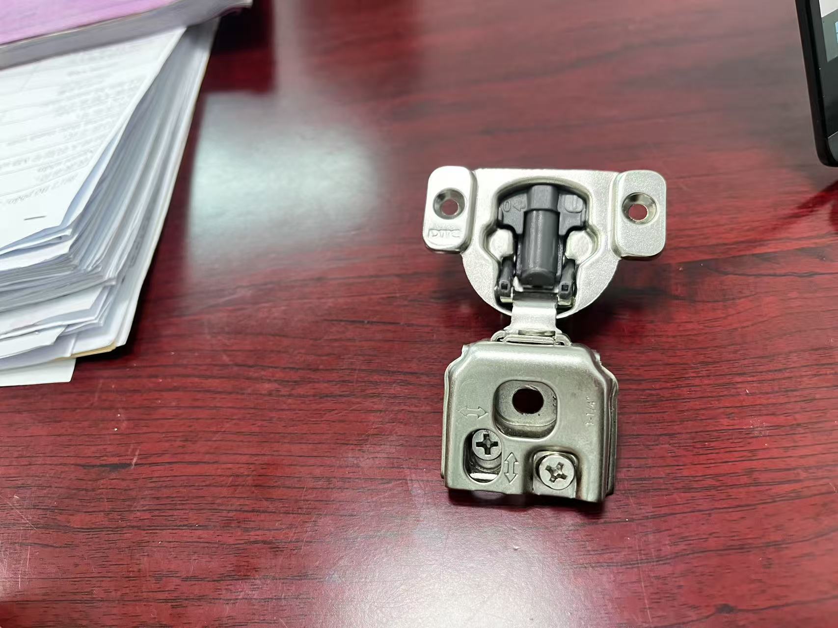 Adjustable cabinet hinge detail